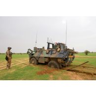 Pendant la saison des pluies, le sol détrempé complique la progression des véhicules, un VAB (véhicule de l'avant blindé) du DLAO 3 s'est embourbé.