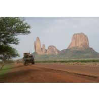 Après un bivouac sur le camp FAMa de Hombori, les éléments français du DLAO 3 se coordonnent pour former le convoi routier de retour de l'opération. Deux VAB (véhicule de l'avant blindé) du DLAO 3 au départ pour la journée de transit vers Gao; en arrière-plan le mont Hombori.