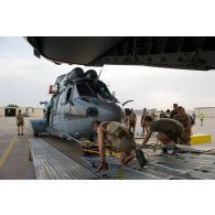 Déchargement d'un hélicoptère Caracal EC 725 du DetHM (détachement d'hélicoptères de manoeuvre), livré par l'ATT (avion de transport tactique) A400 M de l'escadron de transport 01.061 Touraine de la BA 123 (base aérienne), sur la BA 172 Sergent-chef Adji Kossei à l'aéroport de N'Djamena.