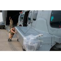Déchargement d'un hélicoptère Caracal EC 725 du DetHM (détachement d'hélicoptères de manoeuvre), livré par l'ATT (avion de transport tactique) A400 M de l'escadron de transport 01.061 Touraine de la BA 123 (base aérienne), sur la BA 172 Sergent-chef Adji Kossei à l'aéroport de N'Djamena.