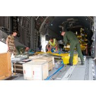 Déchargement des colis et du petit fret de la soute de l'ATT (avion de transport tactique) A400 M de l'escadron de transport 01.061 Touraine de la BA 123 (base aérienne), sur la BA 172 Sergent-chef Adji Kossei à l'aéroport de N'Djamena.
