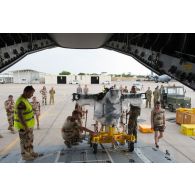 Déchargement du rotor d'un hélicoptère Caracal EC 725 à livrer au DetHM (détachement d'hélicoptères de manoeuvre), de l'ATT (avion de transport tactique) A400 M de l'escadron de transport 01.061 Touraine de la BA 123 (base aérienne), sur la BA 172 Sergent-chef Adji Kossei à l'aéroport de N'Djamena.