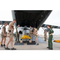 Le chef de soute féminin de l'ATT (avion de transport tactique) A400 M de l'escadron de transport 01.061 Touraine de la BA 123 (base aérienne), sur la BA 172 Sergent-chef Adji Kossei à l'aéroport de N'Djamena, supervise le déchargement du rotor d'un hélicoptère Caracal EC 725 du DetHM (détachement d'hélicoptères de manoeuvre).