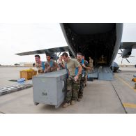 Déchargement de matériel d'un hélicoptère Caracal EC 725 à livrer au DetHM (détachement d'hélicoptères de manoeuvre), de la soute de l'ATT (avion de transport tactique) A400 M de l'escadron de transport 01.061 Touraine de la BA 123 (base aérienne), sur la BA 172 Sergent-chef Adji Kossei à l'aéroport de N'Djamena.