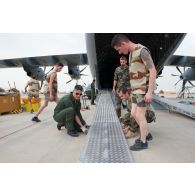 L'installation de rampes sur la tranche arrière de l'ATT (avion de transport tactique) A400 M de l'escadron de transport 01.061 Touraine de la BA 123 (base aérienne), permet de réduire l'inclinaison de l'hélicoptère Caracal EC 725 à livrer au DetHM (détachement d'hélicoptères de manoeuvre) sur la BA 172 Sergent-chef Adji Kossei à l'aéroport de N'Djamena.