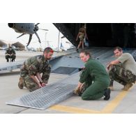 Le chef de soute féminin de l'ATT (avion de transport tactique) A400 M de l'escadron de transport 01.061 Touraine de la BA 123 (base aérienne), sur la BA 172 Sergent-chef Adji Kossei à l'aéroport de N'Djamena, en action lors du déchargement d'un hélicoptère Caracal EC 725 du DetHM (détachement d'hélicoptères de manoeuvre).