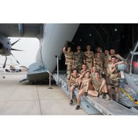 Photographie de groupe de l'équipe du transit aérien et de mécaniciens lors du déchargement d'un hélicoptère Caracal EC 725 du DetHM (détachement d'hélicoptères de manoeuvre), livré par l'ATT (avion de transport tactique) A400 M de l'escadron de transport 01.061 Touraine de la BA 123 (base aérienne), sur la BA 172 Sergent-chef Adji Kossei à l'aéroport de N'Djamena.