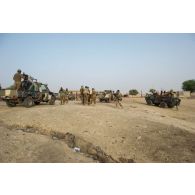 Phase de regroupement et de contact du DLAO 4 avec la section FAMa de Tombouctou, sur la place de l'hôtel Libya, avec des véhicules 4x4 pick-up Toyota Land Cruiser maliens, dont l'un armé d'une mitrailleuse lourde de type 14,5 x 114 mm KPVT 500 coups, et des VAB (véhicule de l'avant blindé) français.