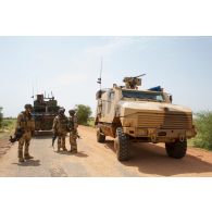 Pendant le convoi routier qui les mène de Gao à Inadiatafene, des éléments français du DLAO 3 se coordonnent pour la reconnaissance de hot spots (points sensibles), après le départ de la Pfod (plateforme opérationnelle du désert) de Gao. VAB (véhicule de l'avant blindé) et VBHP Aravis (véhicule blindé hautement protégé).
