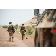 Des sapeurs des équipes EOD (élément opérationnel de déminage) agissent en ouverture d'itinéraire lors du convoi routier de Gao à Inadiatafene. Un militaire malien des FAMa utilise un détecteur de mines.