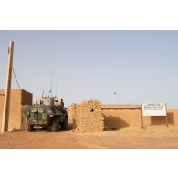 Pendant le convoi routier qui les mène de Gao à Inadiatafene, des éléments français du DLAO 3 et maliens des FAMa se coordonnent lors de la reconnaissance de hot spots (points sensibles). Passage d'un VAB (véhicule de l'avant blindé) à un poste de la garde nationale malienne, où un panneau porte l'inscription "ministère de la sécurité intérieure - état-major de la garde nationale".