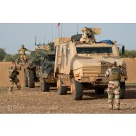 Pendant le convoi routier qui les mène de Gao à Inadiatafene, des éléments français du DLAO 3 se coordonnent lors de la reconnaissance de hot spots (points sensibles). VAB (véhicule de l'avant blindé) et VBHP Aravis (véhicule blindé hautement protégé) en ouverture d'itinéraire.