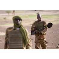 Des militaires maliens en ouverture d'itinéraire, lors du convoi routier de Gao à Inadiatafene. Un militaire malien des FAMa est équipé d'un détecteur de mines.