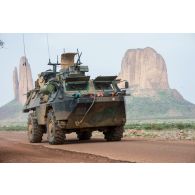 Après un bivouac sur le camp FAMa de Hombori, les éléments français du DLAO 3 se coordonnent pour former le convoi routier de retour de l'opération. Un VAB (véhicule de l'avant blindé) du DLAO 3 au départ pour la journée de transit vers Gao.