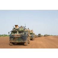 Pendant le convoi routier qui les mène de Gao à Inadiatafene, des éléments français du DLAO 3 se coordonnent lors de la reconnaissance de hot spots (points sensibles). Colonne de VAB (véhicule de l'avant blindé), VAB SAN (sanitaire), VBL (véhicule blindé léger) et camions.