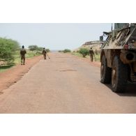 Des sapeurs des équipes EOD (élément opérationnel de déminage) agissent en ouverture d'itinéraire lors du convoi routier de Gao à Inadiatafene. Des militaires maliens sont équipés de détecteurs de mines.