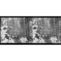 Monte Sprunck, région d'Asiago. Le colonel du 108e d'infanterie et ses officiers. [légende d'origine]