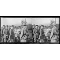 Garde. Centre d'instruction d'armée. Le prince de Galles interroge un sergent français. [légende d'origine]