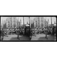 Milan. Fête anniversaire de l'entrée en guerre de l'Italie. Le défilé des troupes françaises place du Dôme. [légende d'origine]