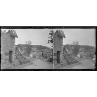 Corcy (Aisne). Un coin du village et la route de Villers-Cotterets. [légende d'origine]