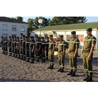 En Corse, une prise d'armes en l'honneur de la visite du général Defretin à la caserne USC5 de Corte.