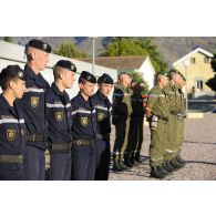 En Corse, lors de l'opération Hèphaïstos, une prise d'armes lors de la visite du général Defretin à la caserne USC5 de Corte.