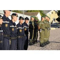 En Corse, lors de l'opération Hèphaïstos, une prise d'armes lors de la visite du général Defretin à la caserne USC5 de Corte.