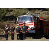 En Corse, lors de l'opération Hèphaïstos, l'équipage d'un camion-citerne sur le terrain d'entraînement de la caserne USC5 (Unité d'Instruction et d'Intervention de la Sécurité Civile) de Corte.