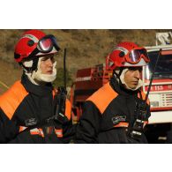 En Corse, lors de l'opération Hèphaïstos, le général Defretin félicite la sécurité civile à l'issue de leur démonstration sur le terrain d'entraînement de la caserne USC5 (Unité d'Instruction et d'Intervention de la Sécurité Civile) de Corte.