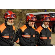 En Corse, lors de l'opération Hèphaïstos, le général Defretin félicite la sécurité civile à l'issue de leur démonstration sur le terrain d'entraînement de la caserne USC5 (Unité d'Instruction et d'Intervention de la Sécurité Civile) de Corte.