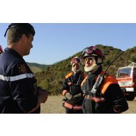 En Corse, lors de l'opération Hèphaïstos, le général Defretin félicite la sécurité civile à l'issue de leur démonstration sur le terrain d'entraînement de la caserne USC5 (Unité d'Instruction et d'Intervention de la Sécurité Civile) de Corte.