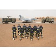Portrait de groupe du détachement de contrôleurs aériens et de pompiers sur l'aérodrome de Gao, au Mali.