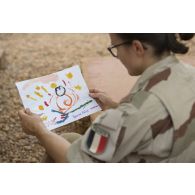 Portrait du commissaire de 1re classe Marie-Charlotte pour la fête des mères à Gao, au Mali.