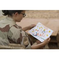 Portrait du commissaire de 1re classe Marie-Charlotte pour la fête des mères à Gao, au Mali.