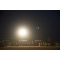 Rassemblement des soldats du 6e régiment du matériel (RMAT) et du 503e régiment du train (RT) pour une cérémonie à Gao, au Mali.