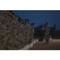 Rassemblement des soldats du 6e régiment du matériel (RMAT) et du 503e régiment du train (RT) pour une cérémonie à Gao, au Mali.