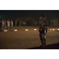Le lieutenant-colonel Vincent Monfrin du 6e régiment du matériel (RMAT) prend le commandement des troupes pour une cérémonie à Gao, au Mali.