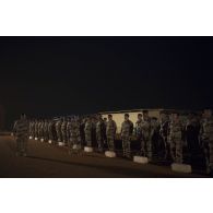 Le lieutenant-colonel Vincent Monfrin du 6e régiment du matériel (RMAT) passe les troupes en revue à Gao, au Mali.