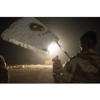 Le lieutenant-colonel Vincent Monfrin du 6e régiment du matériel (RMAT) se fait présenter le fanion du bataillon logistique Jura à Gao, au Mali.
