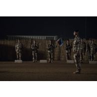 Le lieutenant-colonel Vincent Monfrin du 6e régiment du matériel (RMAT) présente les troupes au colonel Alain Didier pour une cérémonie à Gao, au Mali.
