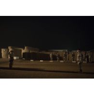 Le lieutenant-colonel Vincent Monfrin du 6e régiment du matériel (RMAT) présente les troupes au colonel Alain Didier pour une cérémonie à Gao, au Mali.