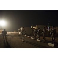 Le colonel Alain Didier passe les troupes en revue aux côtés du lieutenant-colonel Vincent Monfrin du 6e régiment du matériel (RMAT) à Gao, au Mali.