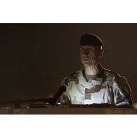 Le lieutenant-colonel Vincent Monfrin du 6e régiment du matériel (RMAT) lit l'ordre du jour d'une cérémonie à Gao, au Mali.