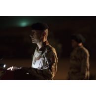 Le lieutenant-colonel Vincent Monfrin du 6e régiment du matériel (RMAT) lit l'ordre du jour d'une cérémonie à Gao, au Mali.