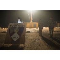 Le colonel Alain Didier prononce un discours pour une cérémonie à Gao, au Mali.