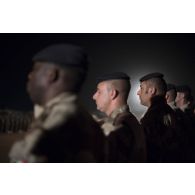 Rassemblement des soldats du 6e régiment du matériel (RMAT) pour une cérémonie à Gao, au Mali.