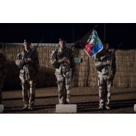 Rassemblement de la garde au drapeau du groupement tactique désert logistique El Parras pour une cérémonie à Gao, au Mali.