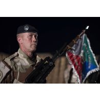 Portrait du porte-drapeau du groupement tactique désert logistique El Parras pour une cérémonie à Gao, au Mali.