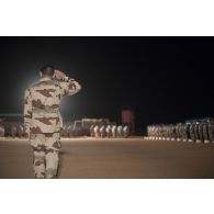 L'officier adjoint du 503e régiment du train (RT) commande la dislocation des troupes au terme d'une cérémonie à Gao, au Mali.