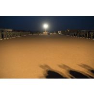 L'officier adjoint du 503e régiment du train (RT) commande la dislocation des troupes au terme d'une cérémonie à Gao, au Mali.